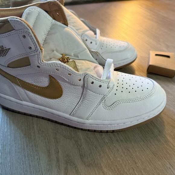 Jordan 1 Retro High OG Metallic Gold - W9.5 - Picture 3 of 8